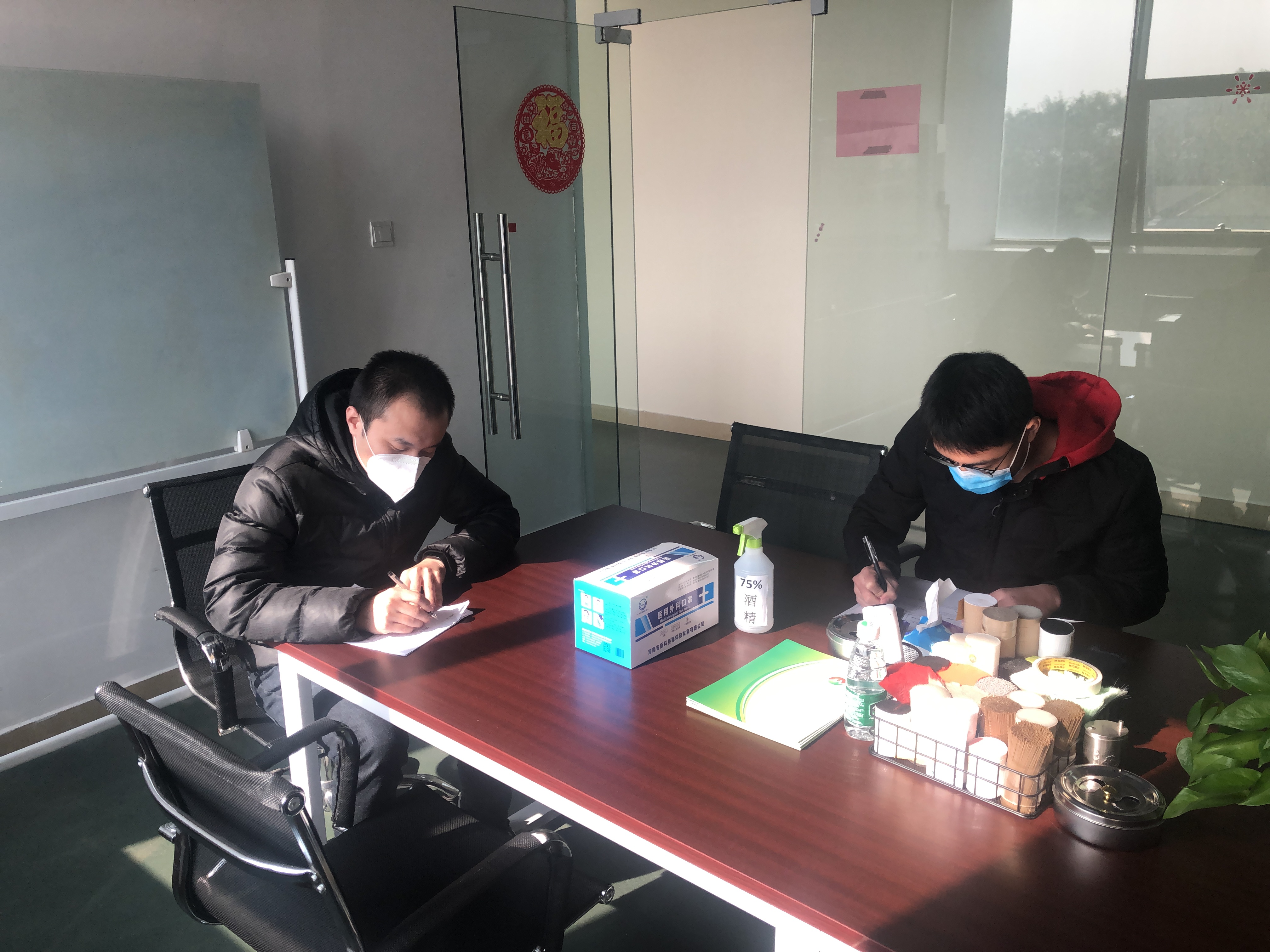 發(fā)放口罩，填寫登記表